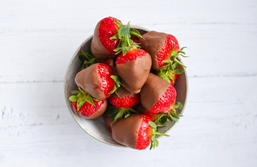 Valentinstagsrezept: Erdbeeren mit CBD-Schokolade